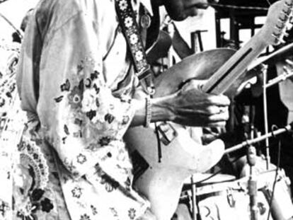 Jimi Hendrix, durante una de sus actuaciones.