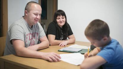 Roman, Tatiana y su hijo Kyrylo Odintsov, refugiados de Ucrania, en su piso de Barcelona.