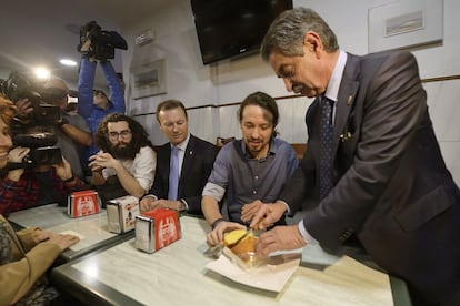 Pablo Iglesias con el presidente de Cantabria, Miguel Ángel Revilla tras la reunión que han mantenido en Santander.