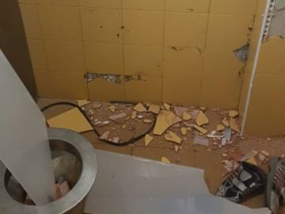 Azulejos y cristales rotos, parte de los destrozos en el CIE.