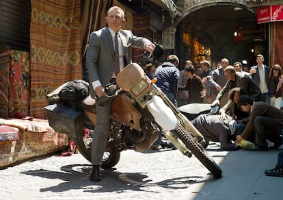 La 23ª película de James Bond, Skyfall se iniciaba con una persecución a bordo de motos Honda en Estambul y Adana, Turquía. Una veintena de CRF250R fueron suministradas para el rodaje. Una era la moto de la policía turca que usa el villano Patrice (Ola Rapace). Otra es de un comerciante turco que James Bond (Daniel Craig) utiliza para perseguir a Patrice. El equipo de rodaje también utilizó dos Honda CRF450Rs para la filmación en HD de las secuencias de la persecución.