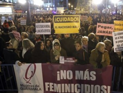 Concentración convocada por las Asociaciones de Mujeres y el Consejo de las Mujeres anoche en Sol.