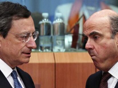 El presidente del BCE, Mario Draghi y el ministro de Economía, Luis de Guindos.