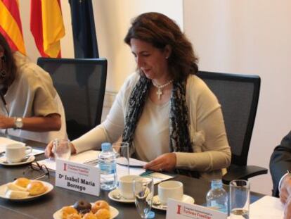 Marian Muro, directora general de Turismo de Catalu&ntilde;a;la secretaria de Estado de Turismo, Isabel Borrego, y el presidente de la patronal hotelera Cehat, Juan Molas, durante la firma de adhesi&oacute;n al I Congreso de Turismo Familiar.