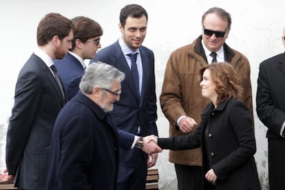 La vicepresidenta del Gobierno, Soraya Sáenz de Santamaría, da el pésame a algunos de los nietos del fundador del Partido Popular.