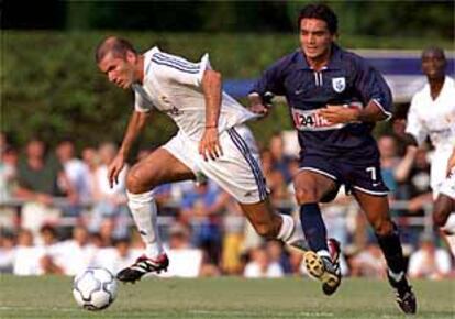Zidane es agarrado por un jugador del Lausana en una acción del partido de ayer.