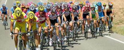 Un grupo de ciclistas se coloca para evitar el viento durante la Vuelta.