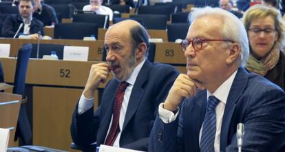 El secretario general del PSOE, Alfredo Pérez Rubalcaba (i), junto al líder del grupo socialista en el Parlamento Europeo, Hannes Swoboda (d).