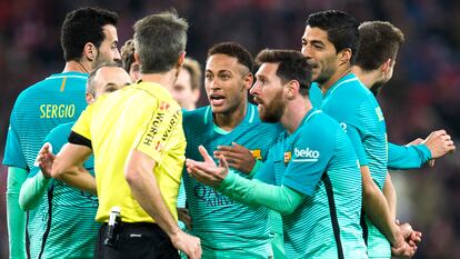 Los jugadores del Barcelona, entre los que están Iniesta, Neymar, Messi o Suárez, discuten con un árbitro durante un partido de Copa del Rey en 2017.