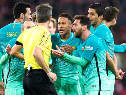 Barcelona players, among them Iniesta, Neymar, Messi and Suárez, argue with a referee in a Copa del Rey match in 2017.