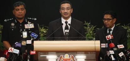 El ministro de Transportes malasio, Hishammuddin Hussein (centro), durante la conferencia de prensa de este martes.