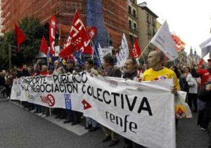 Manifestación de los trabajadores de Metro, EMT, Renfe, Feve y Adif contra los recortes, hoy en Madrid.