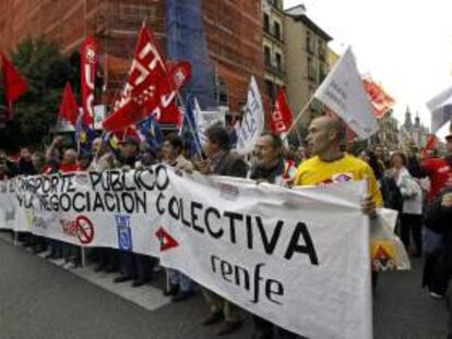 Manifestación de los trabajadores de Metro, EMT, Renfe, Feve y Adif contra los recortes, hoy en Madrid.
