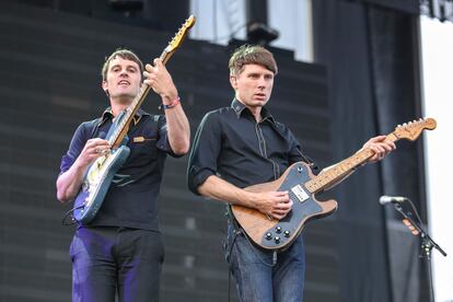 Franz Ferdinand, que este año no se han prodigado por muchos festivales -Primavera Sound fue uno de los pocos- también pasaron por Chicago. Aquí vemos al cantante, Alex Kapranos (derecha) con el guitarrista Nick McCarthy.