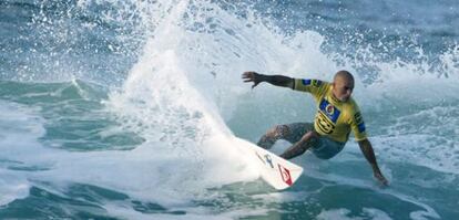 El surfero Kelly Slater en el campeonato Billabong Pro Mundaka en la playa de Mundaka