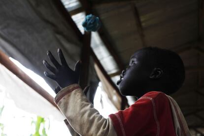 Un niño juega en el campo de refugiados Gorom, en Sudán del Sur, donde huyó una parte del pueblo anuak tras el desalojo masivo de Gambella en el verano de 2011.