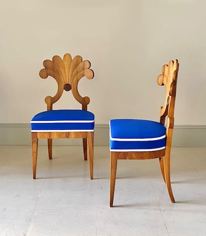Pareja de sillas Biedermeier de nogal austriaco (hacia 1820). Son un diseño de Josef Danhauser, uno de los principales maestros de este periodo, y pertenecen a una subfase del Biedermeier en la que surgieron diseños de formas más llamativas.