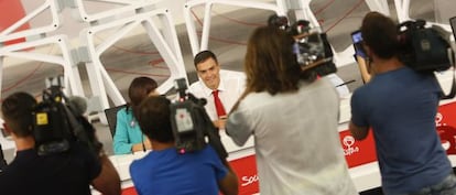 El secretario general del PSOE, Pedro S&aacute;nchez, ayer, tras la primera reuni&oacute;n de la ejecutiva socialista en el nuevo curso pol&iacute;tico.