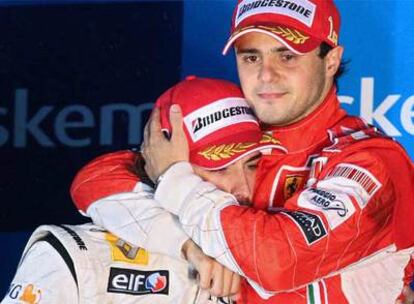 Massa, inconsolable, ahoga con su abrazo a Fernando Alonso.