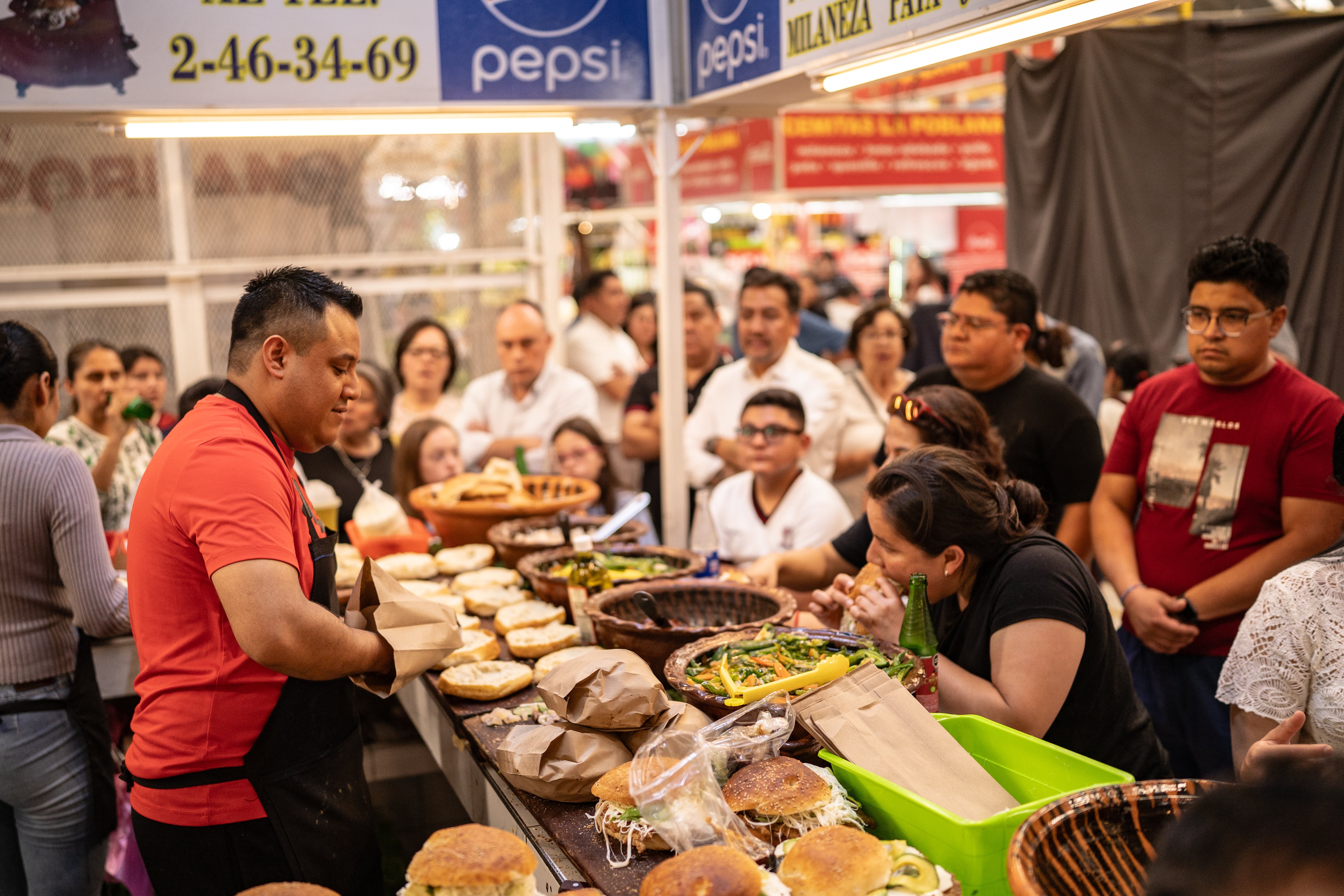Un puesto de cemitas feliz y una taquería desconcertada: Pue