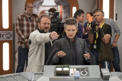 El director Rian Johnson con Carrie Fisher en el rodaje de 
'Star Wars: Los últimos Jedi'. 
 