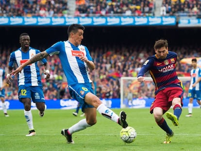 Messi xuta la pilota al costat d'Enzo Roco .