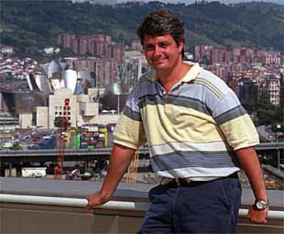 El cocinero Fernando Canales, frente al Museo Guggenheim de Bilbao.