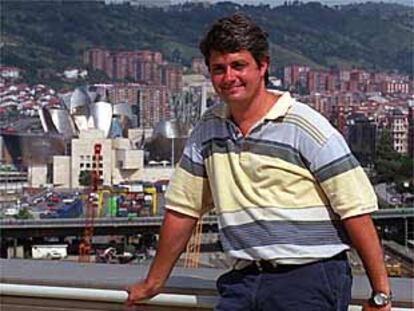 El cocinero Fernando Canales, frente al Museo Guggenheim de Bilbao.