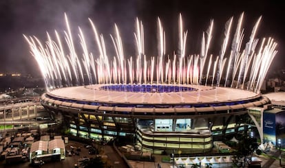 Fogos no ensaio da festa no Maracanã.