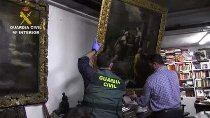 Retirada de un cuadro durante uno de los registros realizados por la Guardia Civil en marzo en Madrid para recuperar las obras del legado Muñoz Ramonet.