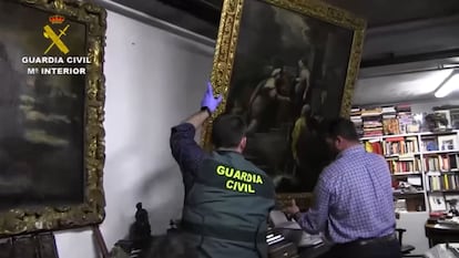 Retirada de un cuadro durante uno de los registros realizados por la Guardia Civil en marzo en Madrid para recuperar las obras del legado Muñoz Ramonet.