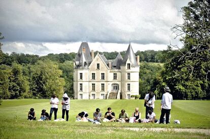 Un grupo de asistentes al centro cultural de Domaine de Boisbuchet, en Lessac (Francia), durante un taller de arte.