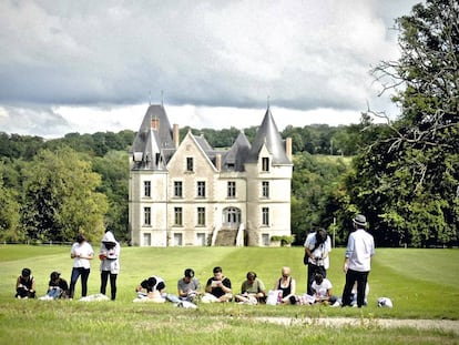 Un grupo de asistentes al centro cultural de Domaine de Boisbuchet, en Lessac (Francia), durante un taller de arte.