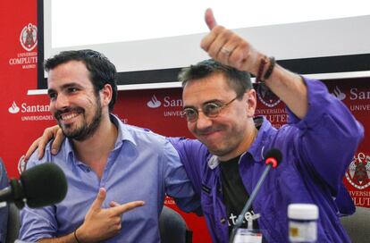 Alberto Garzón (a la izquierda) y Juan Carlos Monedero, al inicio de la mesa redonda que han compartido en en los cursos de verano de El Escorial.