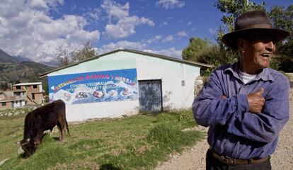 Un hombre ante un restaurante turístico en la comunidad de Unidos Venceremos, situada en la zona de amortiguamiento de la Reserva de la Biosfera de Huascarán.