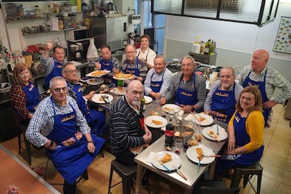 Los alumnos de uno de los cursos de cocina para mayores de Bilbao Laratz comen juntos el quiche y los filetes rusos que han cocinado durante la clase.