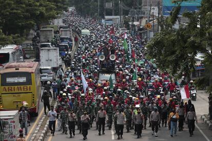 Trabajadores indonesios marchan durante una protesta contra un polémico proyecto de ley sobre la creación de empleo, en Tangerang, Indonesia. Miles de estudiantes y trabajadores indonesios protestaron este miércoles contra la nueva ley que, según ellos, incapacita los derechos laborales y daña el medio ambiente. 
