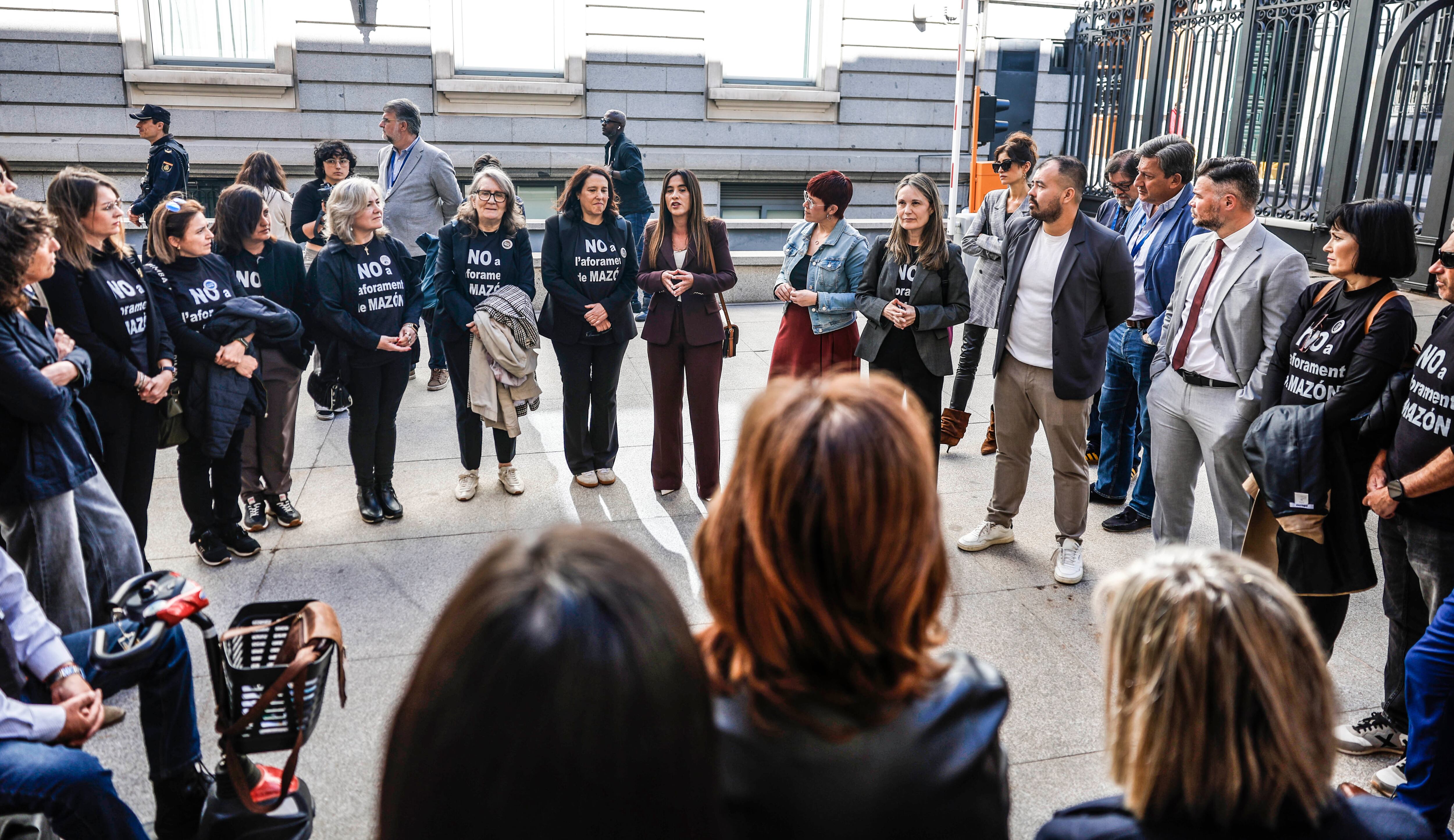 Damnificados de la dana de Valencia en el patio del Congreso de los Diputados.