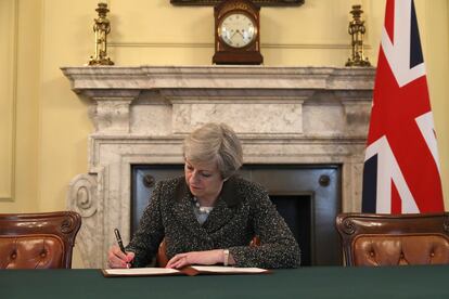 Theresa May firma la carta oficial dirigida al presidente del Consejo Europeo, Donald Tusk, invocando el artículo 50 y la intención del Reino Unido de abandonar la UE, el 28 de marzo de 2017.