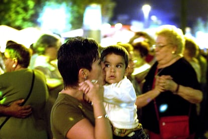 Una mujer baila con un ni?o en las fiestas del barrio del Carmel de Barcelona, en julio de 2005.