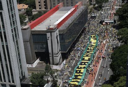 Milhares de pessoas se concentram na avenida Paulista neste domingo, em protesto que pede o impeachment da presidenta Dilma Rousseff.