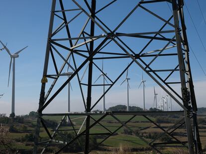 Infraestructura eléctrica en el parque eólico de la sierra de El Tallat en Tarragona.