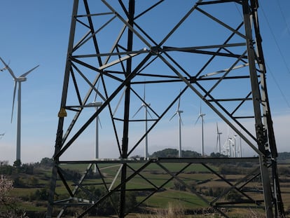 Infraestructura eléctrica en el parque eólico de la sierra de El Tallat en Tarragona.