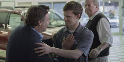 Russell Crowe e Lucas Hedges em uma cena do filme