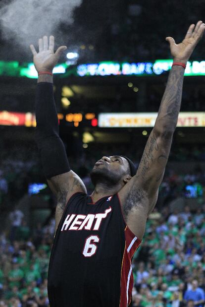 LeBron James, antes del partido entre Boston y Miami.