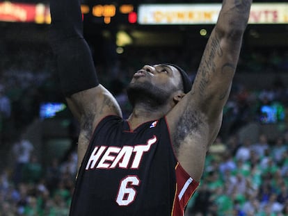 LeBron James, antes del partido entre Boston y Miami.