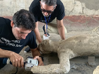 Gianni Gallello, a la izquierda, con Llorenç Alapon, en el yacimiento de Pompeya.