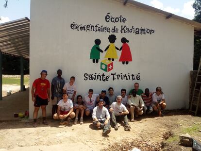 Luis Sancho y otros voluntarios en una de las escuelas que construyeron en Senegambia.