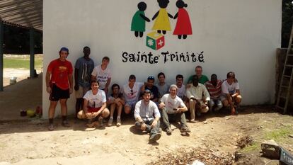 Luis Sancho y otros voluntarios en una de las escuelas que construyeron en Senegambia.
