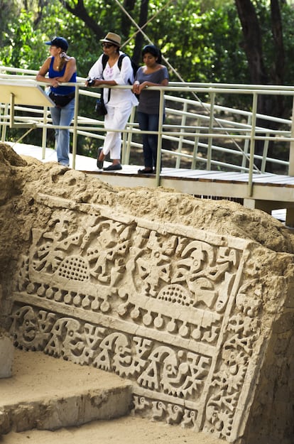 Detalle de frisos de barro en alto relieve de la 'huaca' Las Balsas, en el complejo arqueológico de Túcume.